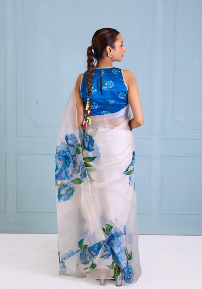 Fancy scalloped lace border with golden detailing blue 💙 white