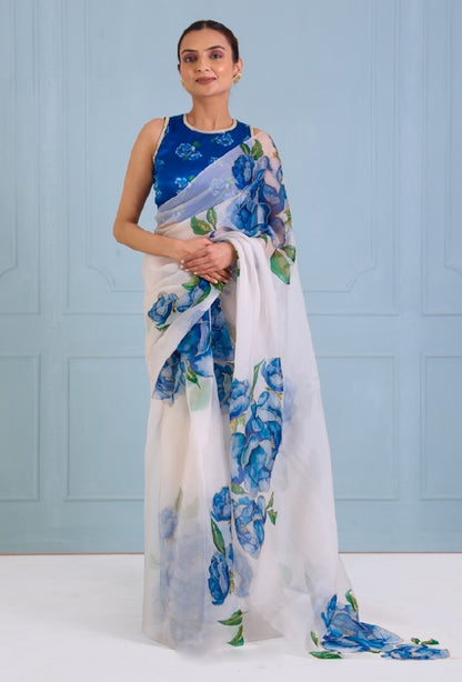 Fancy scalloped lace border with golden detailing blue 💙 white