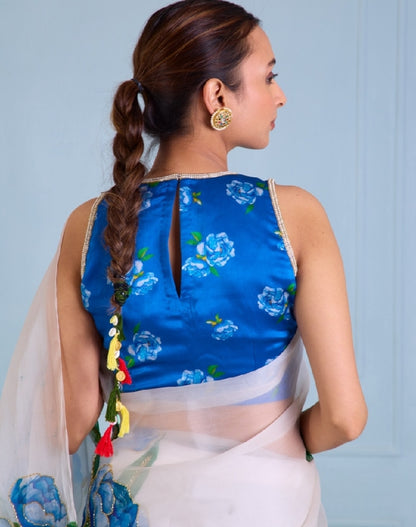 Fancy scalloped lace border with golden detailing blue 💙 white