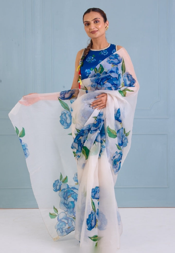 Fancy scalloped lace border with golden detailing blue 💙 white