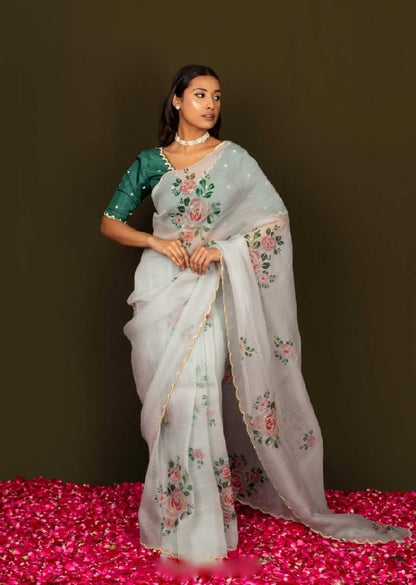 Fancy scalloped lace border with golden detailing