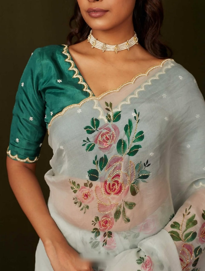 Fancy scalloped lace border with golden detailing