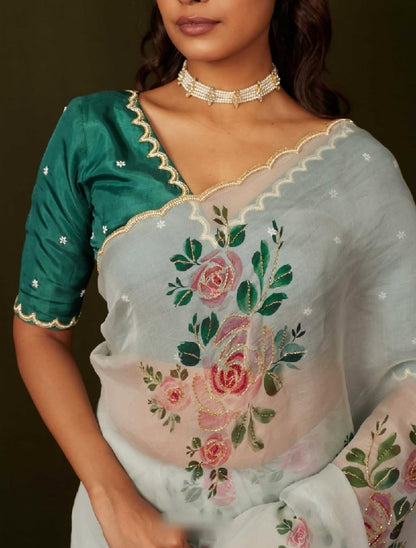 Fancy scalloped lace border with golden detailing