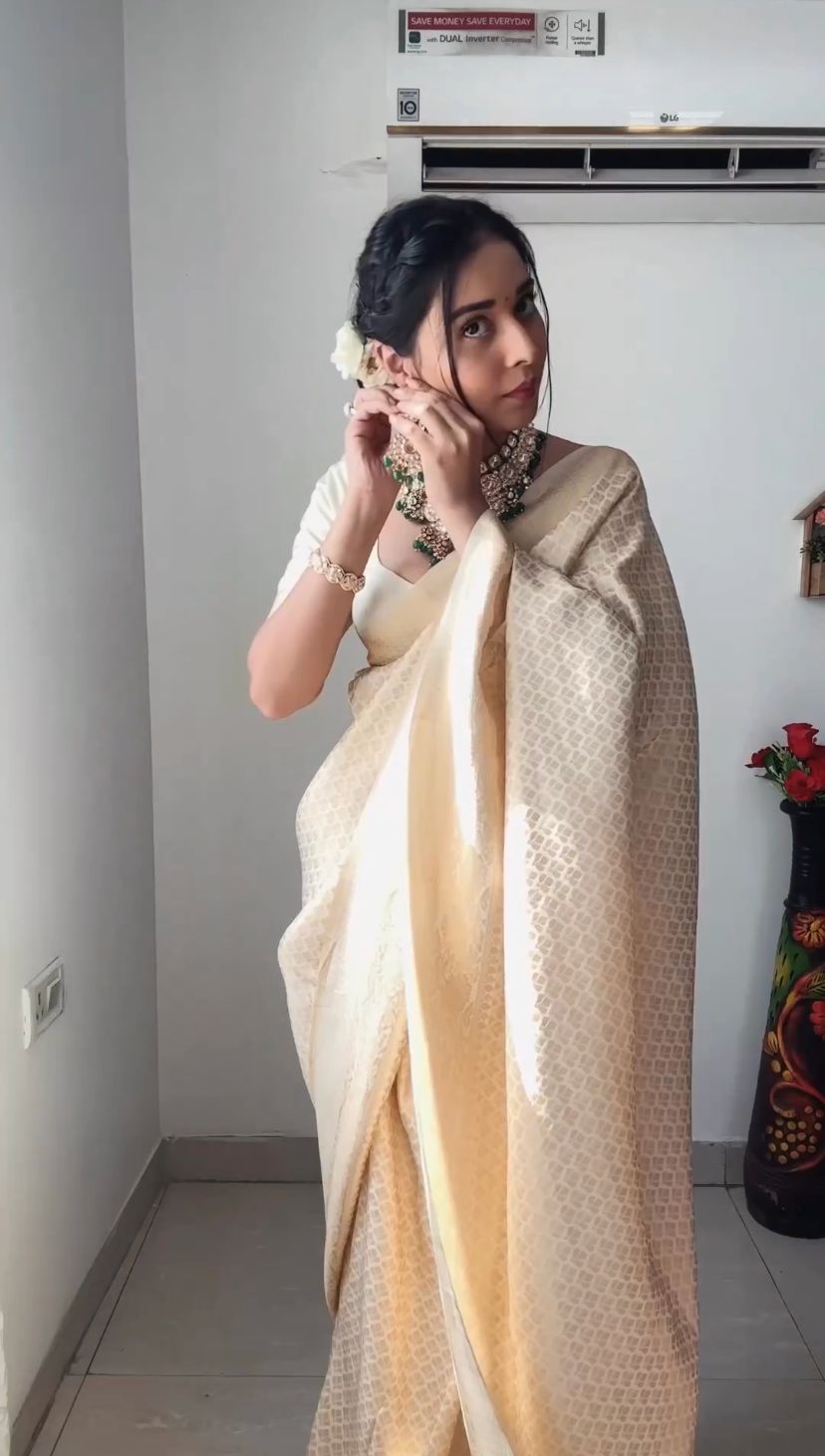 Elegant Banarasi silk saree for wedding season 💛