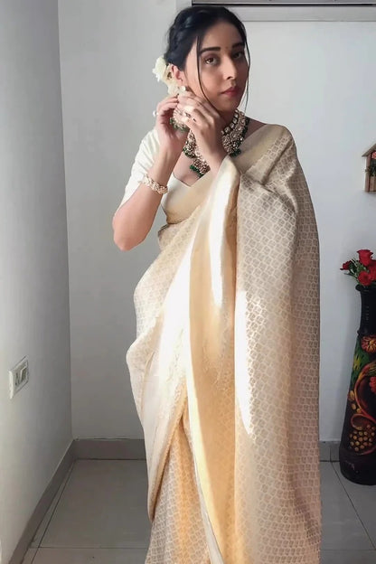 Elegant Banarasi silk saree for wedding season 💛