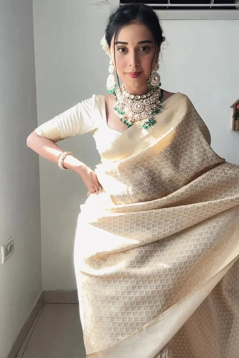 Elegant Banarasi silk saree for wedding season 💛