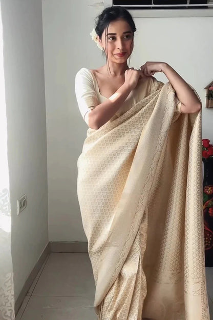 Elegant Banarasi silk saree for wedding season 💛