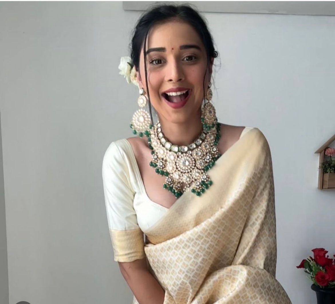 Elegant Banarasi silk saree for wedding season 💛